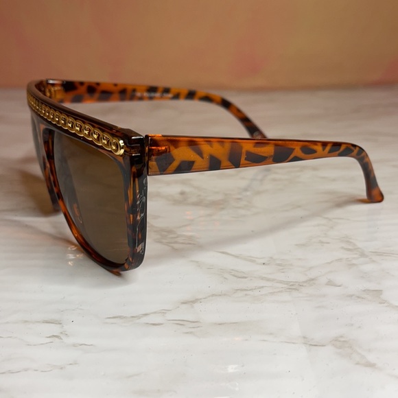 Oversized Tortoise Chained Sunglasses - Picture 3 of 14